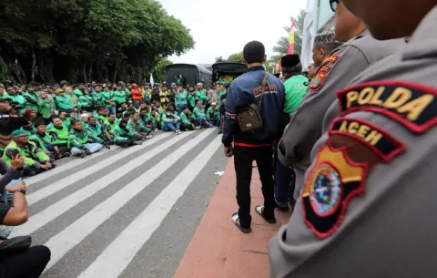 Protestas por aumento salarial a $14 mil de los diputados dejan más de mil detenidos en Indonesia