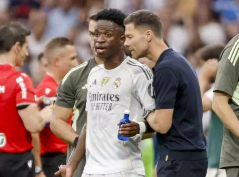 Vinícius y Mastantuono, enfadados por sus cambios en victoria del Real Madrid