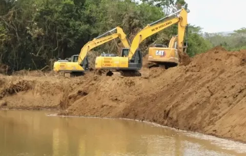 Moradores de Tonosí esperan que dragado del río evite inundaciones 