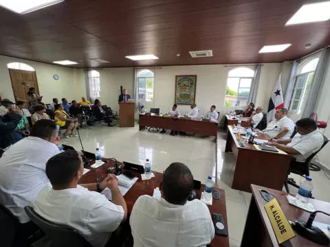 Concejales de Aguadulce conocen beneficios del tren Panamá-David-Frontera