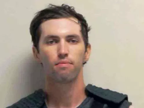 Entregan a Tyler Robinson de 22 años, sospechoso de matar a Charlie Kirk