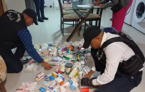 En Vacamonte recuperan medicamentos hurtados en una farmacia, hay una mujer detenida