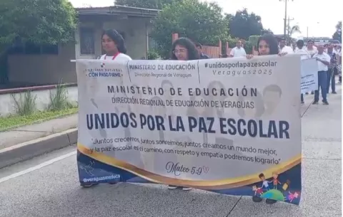Santiago se une en marcha por la paz escolar y en contra de la violencia estudiantil