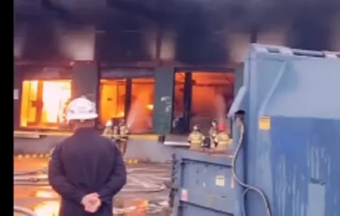 Incendio consume depósito de supermercado en Vista Alegre