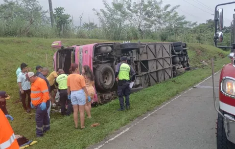Dos fallecidos y 38 heridos tras vuelco de autobús en Chepo