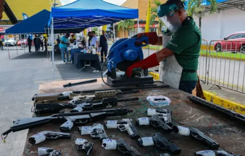 Programa 'Armas y Municiones por Comida y Medicinas' retira más de 20 armas de las calles de Colón