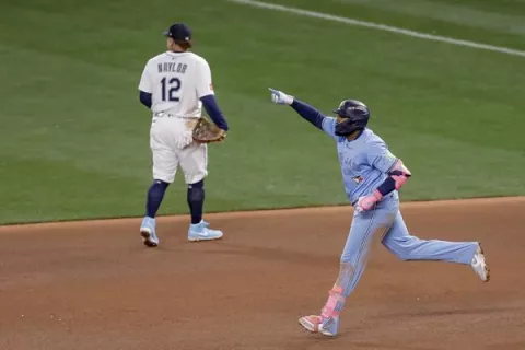 Azulejos despierta y vence a los Marineros en la serie de la Liga Americana