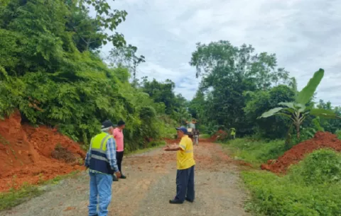 Despejan vía afectada por derrumbe en Charco La Pava, distrito de Almirante