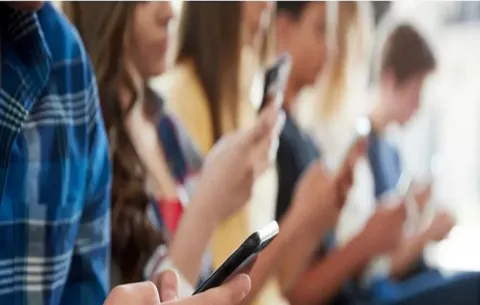 Regulación al uso de celulares en centros educativos pasa a segundo debate 