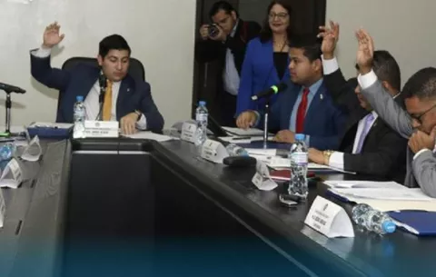 Avanza proyecto de ley: ¿Debe limitarse el uso de celulares en las aulas?