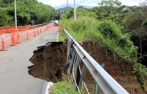MOP y empresa privada intentan reparar la vía hacia el corregimiento de Sorá, Chame