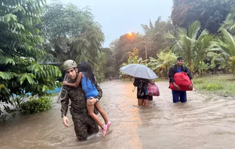 Logran sacar a más de 130 personas tras el desbordamiento del río Chiriquí Viejo