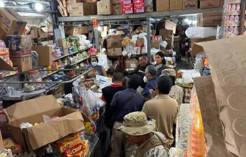 Aduanas fue por contrabando y encontró mercancía en medio de aguas residuales