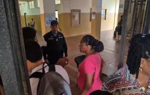 Aplican protocolos de seguridad en el Colegio José Guardia Vega en Colón, revisan mochilas estudiantiles