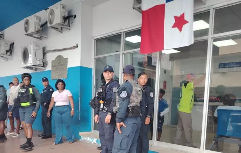 Cuatro estudiantes son apuñalados dentro del salón de clases del colegio José Guardia Vega