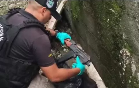 Estudiante no llevaba cuadernos ni libros en su mochila sino un arma