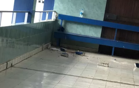 Cae losa en centro educativo de Colón y deja una trabajadora manual lesionada