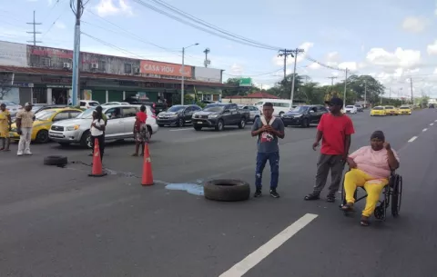 Pacientes y familiares de hemodiálisis vuelven a cerrar la carretera Panamá-Colón