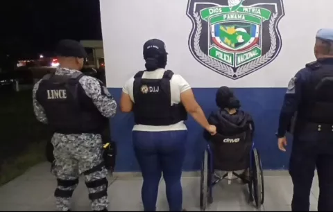 En Altos de los Lagos en Colón, atrapan a una mujer en silla de ruedas con drogas