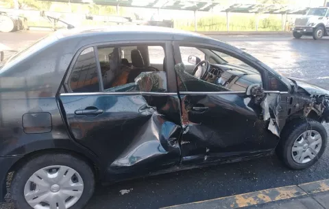 Tren choca un auto sedán y se genera caos vial en los Cuatro Altos de Colón
