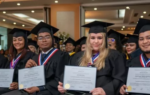 Unos 96 nuevos profesionales se gradúan de la UTP en la provincia de Colón