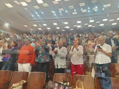 Aprueban proyecto de ley para devolver $14.6 millones a docentes jubilados