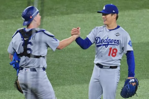 Yamamoto  domina a  los Azulejos y los Dodgers igualan la Serie Mundial