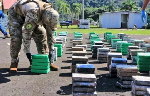 Droga incautada por España en un mercante no salió de Panamá, afirma su oficina aduanera