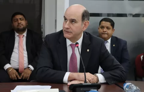 La misión de Chapman: analizar un reglamento de la Contraloría General