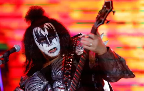 Gene Simmons continúa con su recuperación tras accidente automovilístico
