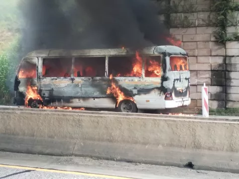 Se incendia bus con atletas en autopista Panamá-Colón