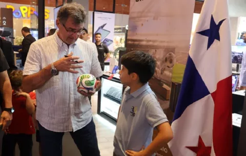 Mario Kempes, una gira que demostró que  la disciplina y la innovación son clave para mantenerse en la cima 
