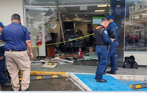 Una mujer resulta lesionada al estrellarse un auto contra un banco en La Chorrera