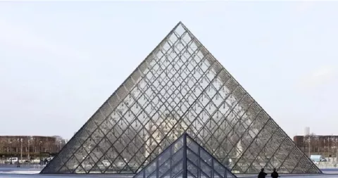 Robo magistral en el Louvre, a plena luz del día