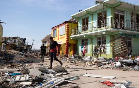 Más de 50 muertos por el huracán Melissa en el Caribe, que evalúa los catastróficos daños