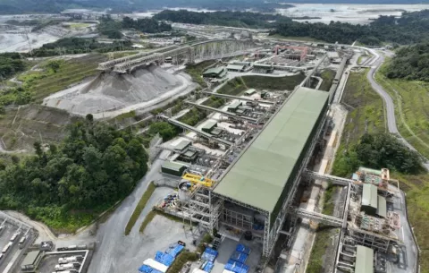 Panamá y minera canadiense acuerdan las bases para negociar reapertura de mina de cobre