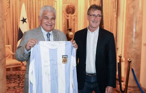 Presidente José Raúl Mulino recibe a la leyenda argentina Mario Alberto Kempes