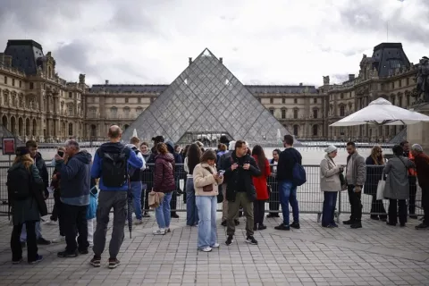 La presidenta del Louvre pide una comisaría en el museo tras la "herida inmensa" del robo