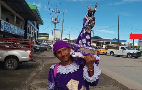 Peregrino de fe: Mario Peña camina desde Chiriquí hasta Portobelo 