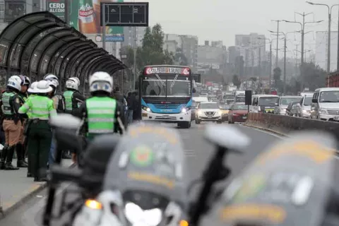 Policías peruanos, detenidos como integrantes de banda de sicarios y atracadore