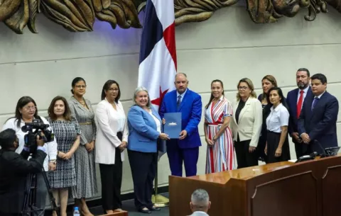 Mides presenta ante la Asamblea el proyecto que crea el Instituto Nacional de la Mujer