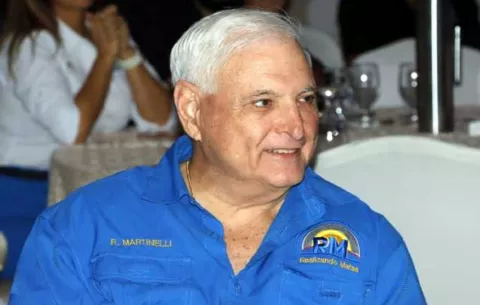 Ricardo Martinelli respalda la compra de computadoras para estudiantes