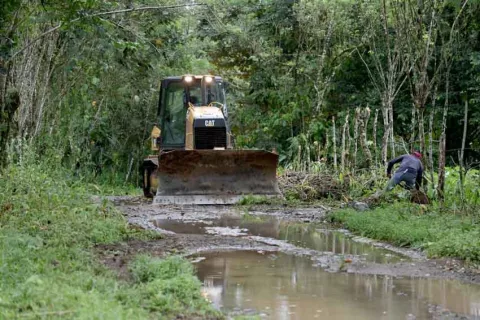 Inicia reparación de caminos de producción en la cuenca de Río Indio