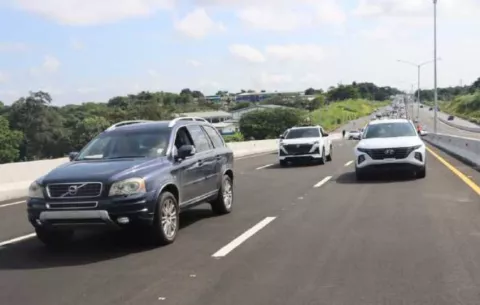 Ejecutivo analiza descuento del 25% en pólizas de seguro de autos