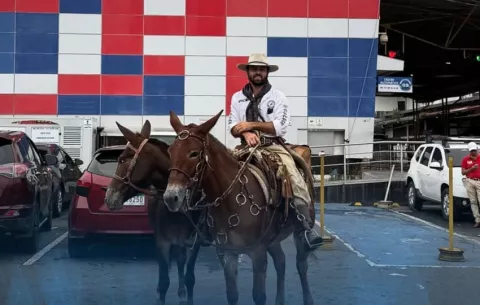 ¿Cómo garantiza el bienestar de sus animales el vaquero que recorre el continente en mula?