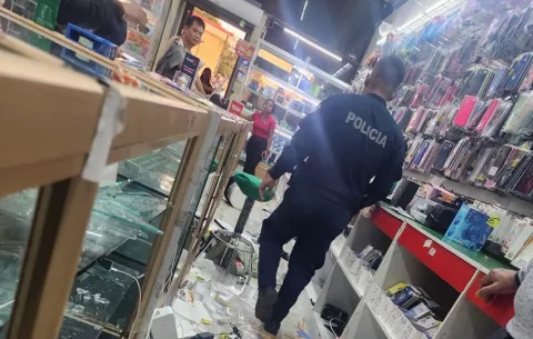 Caen cuatro tras frustrado robo en un local de celulares en una plaza comercial en Vista Alegre