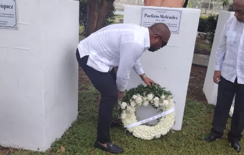 Colón rindió homenaje a sus mártires y difuntos con actos religiosos y cívicos