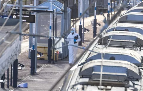 Dos jóvenes británicos causan uno de los ataques más graves del país en un tren a Londres