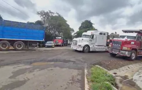 Dueños de camiones de Herrera y Los Santos protestan para exigir inclusión en proyectos de la región