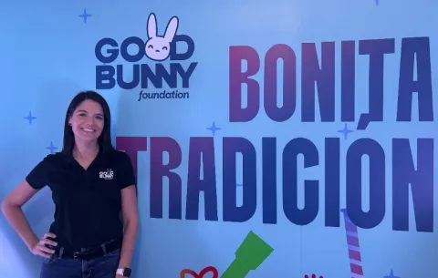 La Fundación de Bad Bunny abre espacio interactivo navideño en Puerto Rico